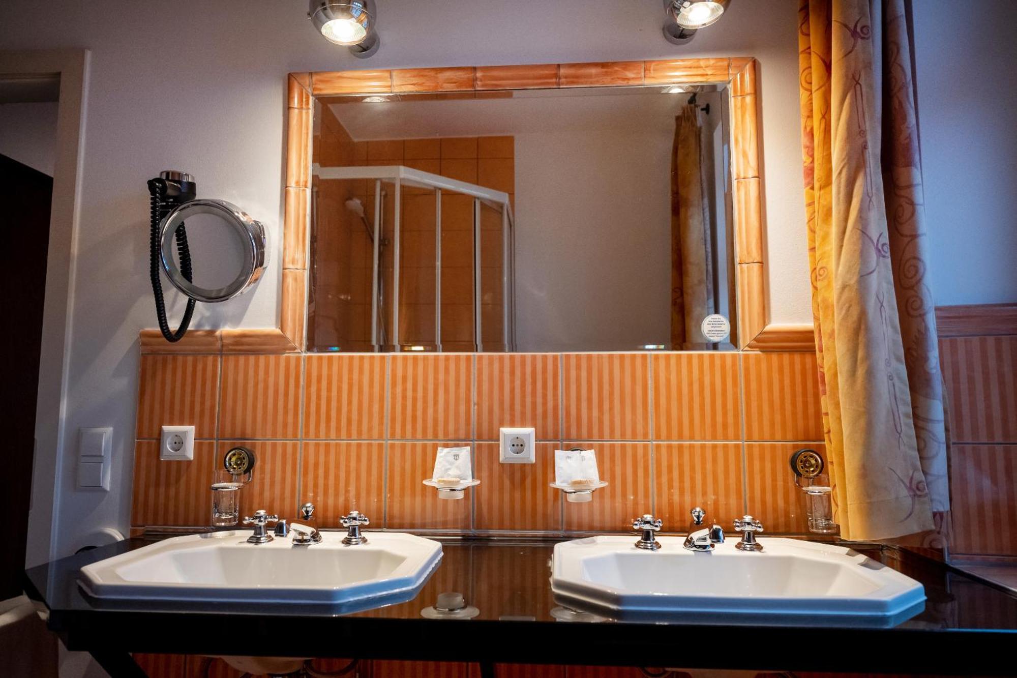 Motorworld Inn Warthausen ภายนอก รูปภาพ